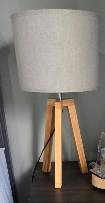 mesa de cabeceira + candeeiro