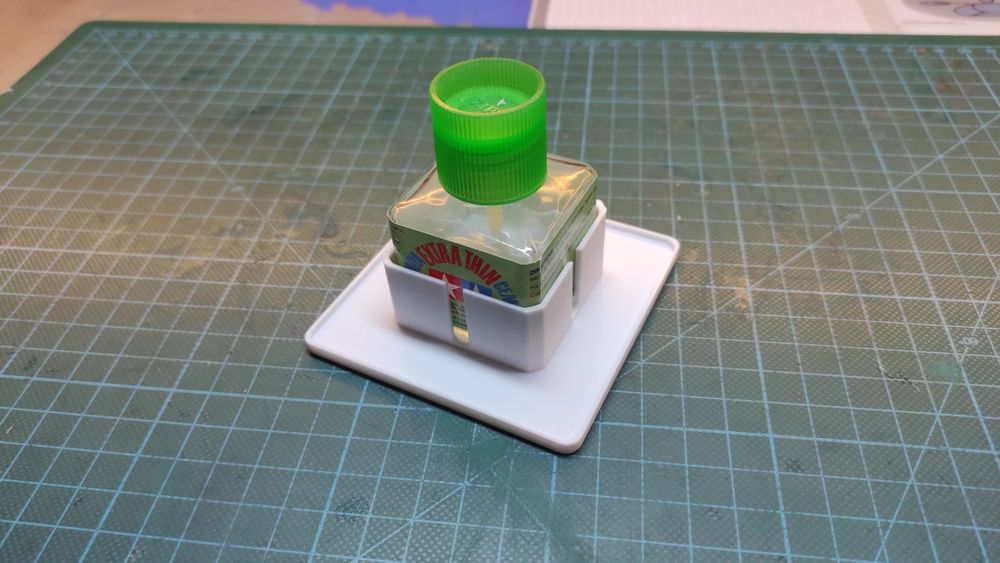 Подставка для модельного клея Tamiya.