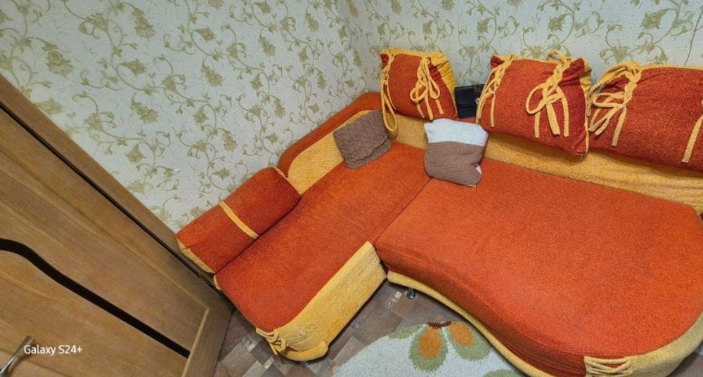 Продам диван б/у у гарному стані