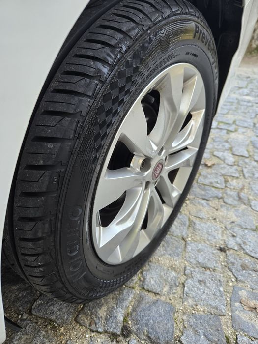 Luxo e conforto em um carro extremamente novo e revisado esse mês