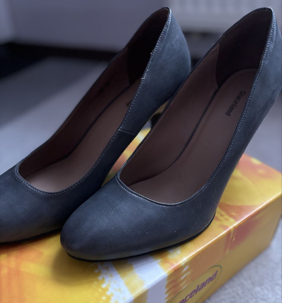 Buty na  obcasie