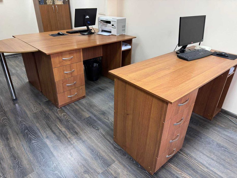 Продається комплект офісних меблів.