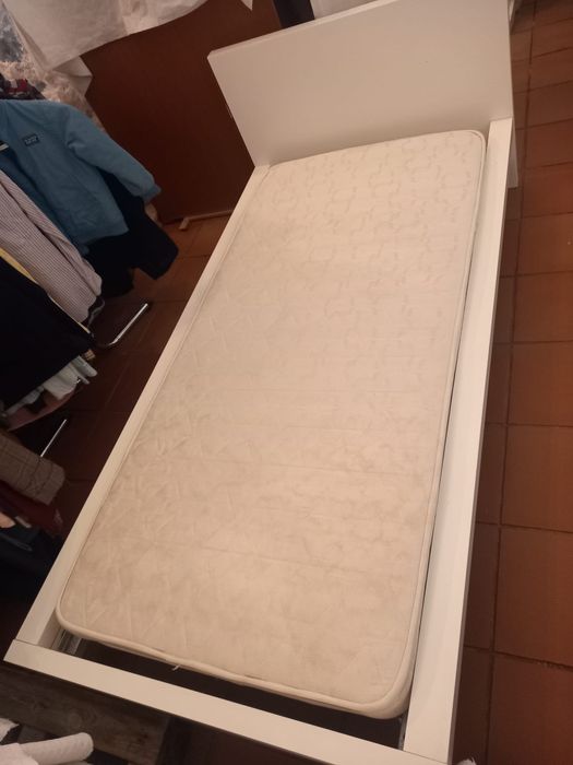 Cama branca de solteiro