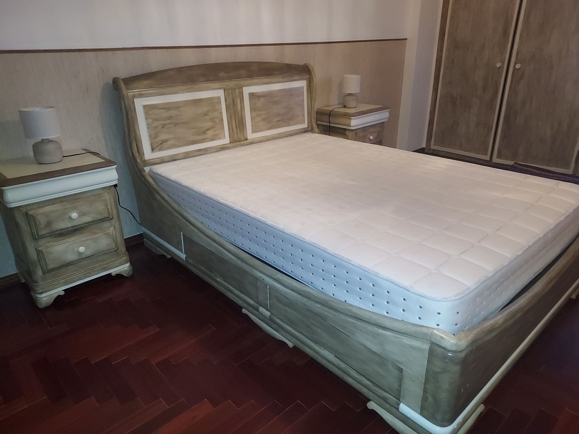 Cama de casal  e mesas de cabeceira madeira maçica