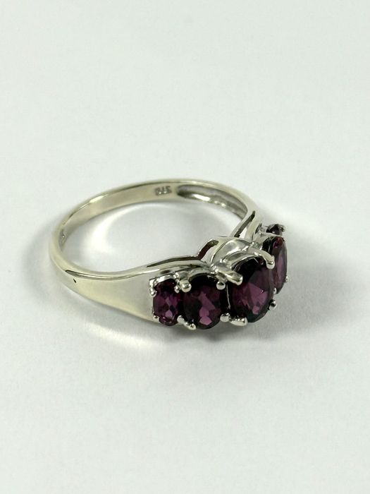 Złoty pierścionek z granatami