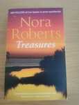 Livro "Treasures" de Nora Roberts