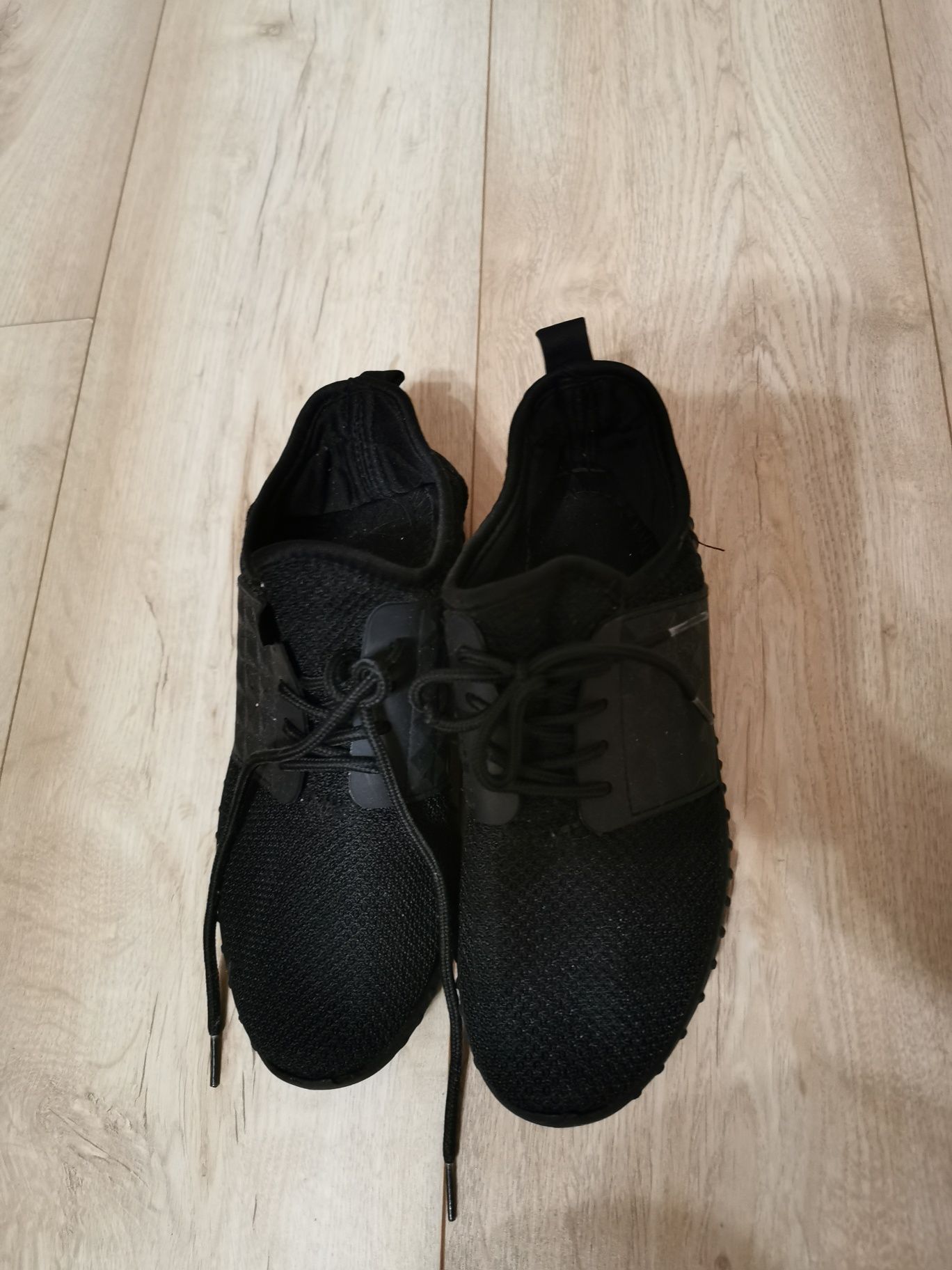 Buty adidasy wiazane czarne siateczkowe roz 35 dl wkl 22 cm CCC