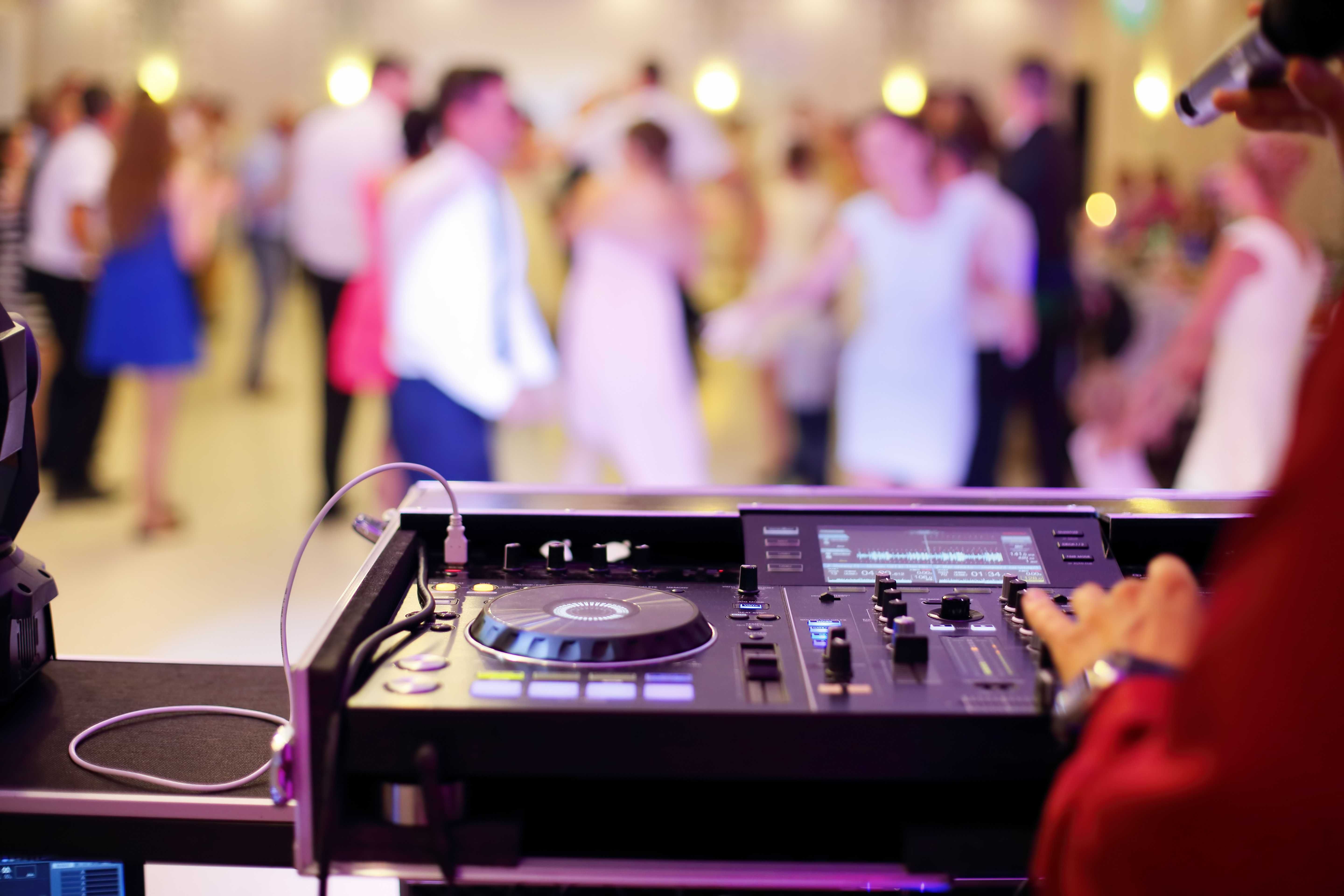 ** DJ na imprezy w Wieluniu i okolicach –18-tki, firmówki, rocznice **