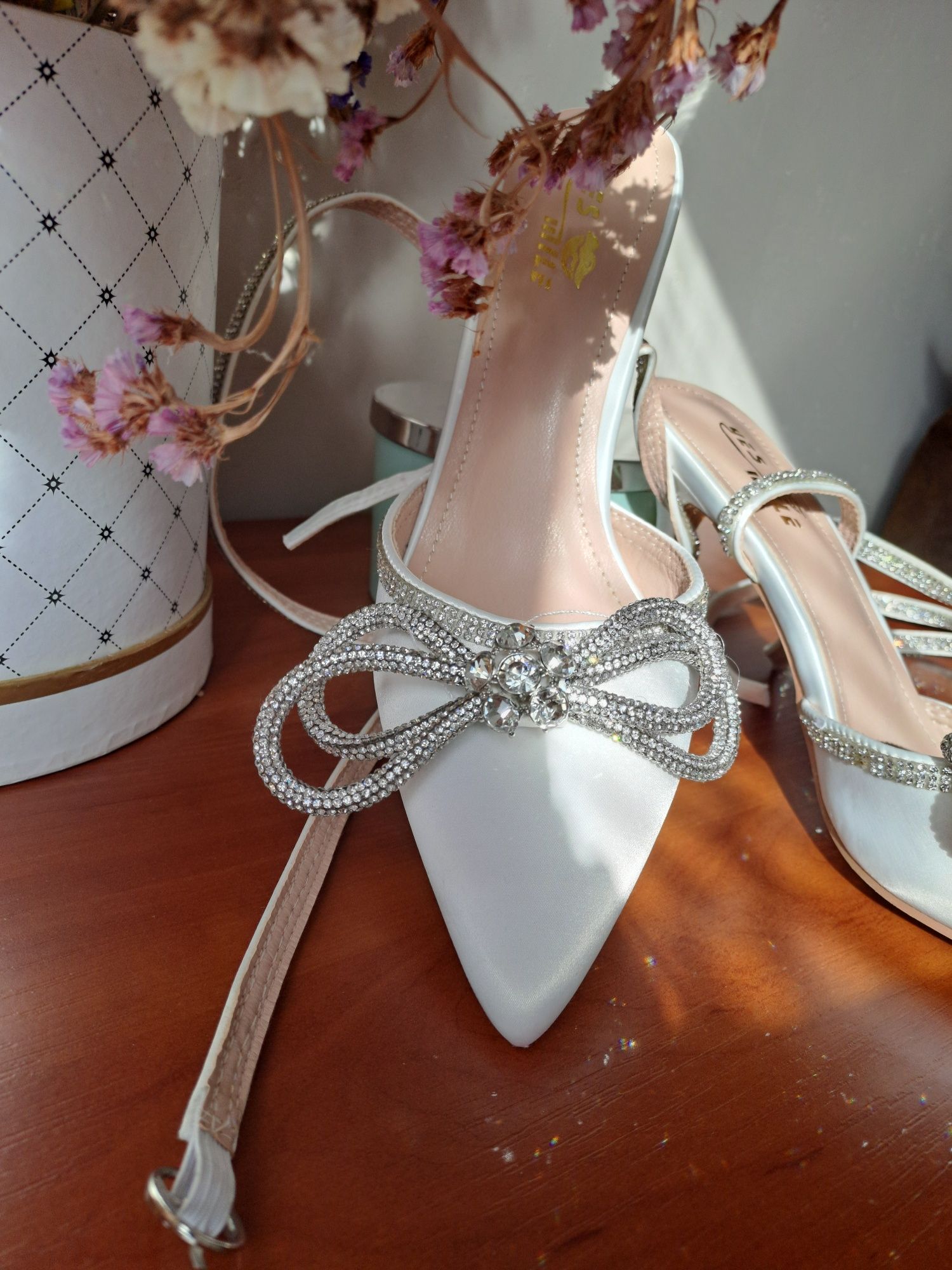 Нові туфлі для весілля або випускного зі стразами