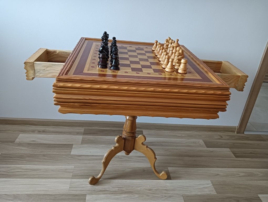 Drewniany stolik szachowy
