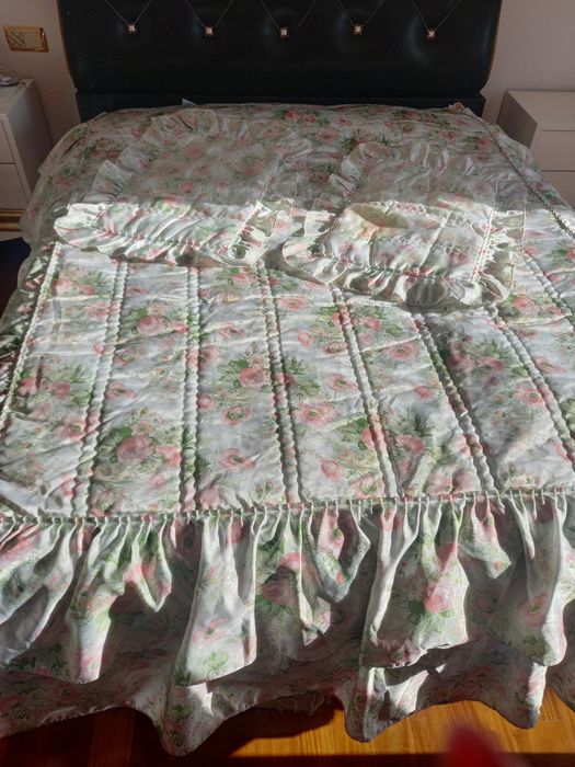 Edredão cama de casal em tons de verde e rosa