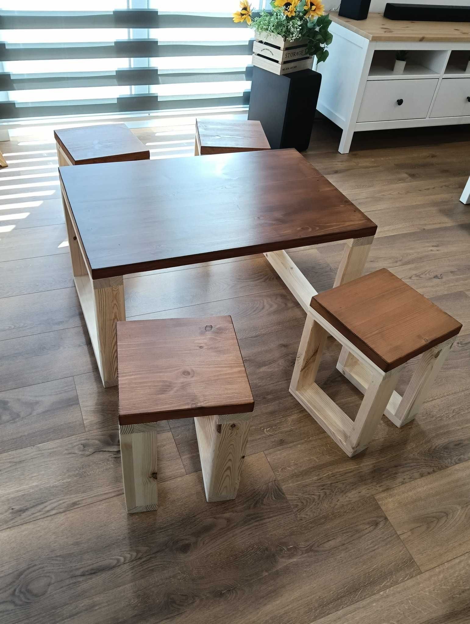 Mesa Baixa + 4 Bancos em Madeira – Cor Pinho Natural e Carvalho Escuro
