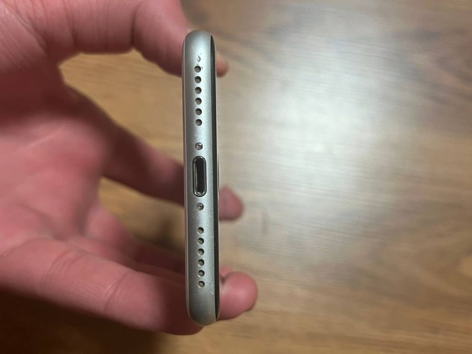 Подам айфон se 2020