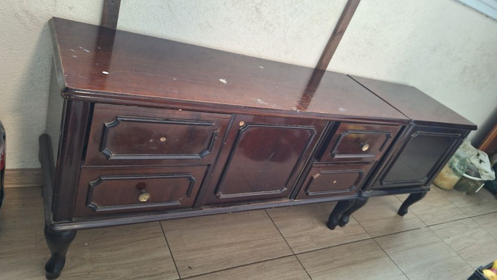 Стародавній комод