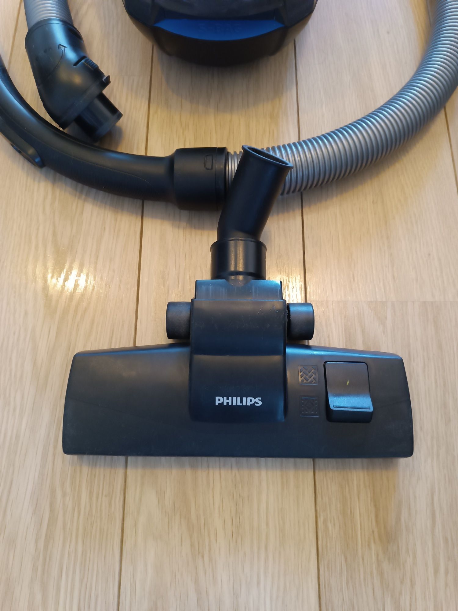 * Odkurzacz workowy Philips PowerGo FC8244/09