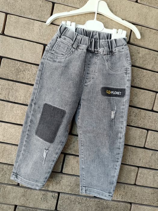 Стильные джинсы серого цвета