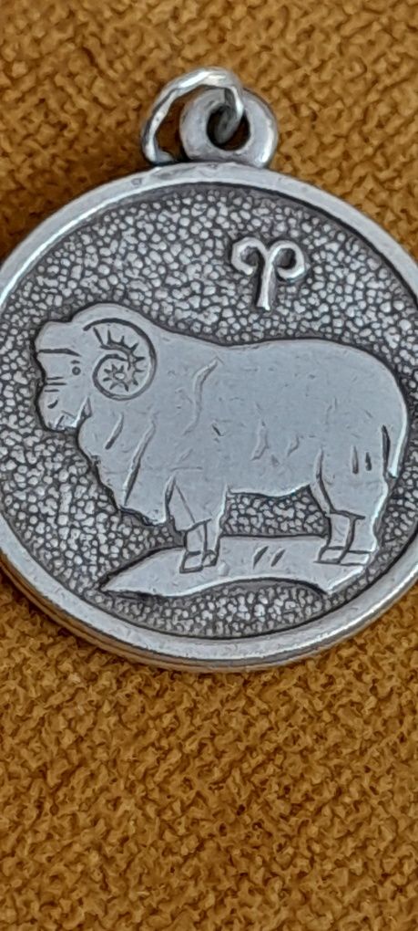 Srebrna zawieszka znak zodiaku.