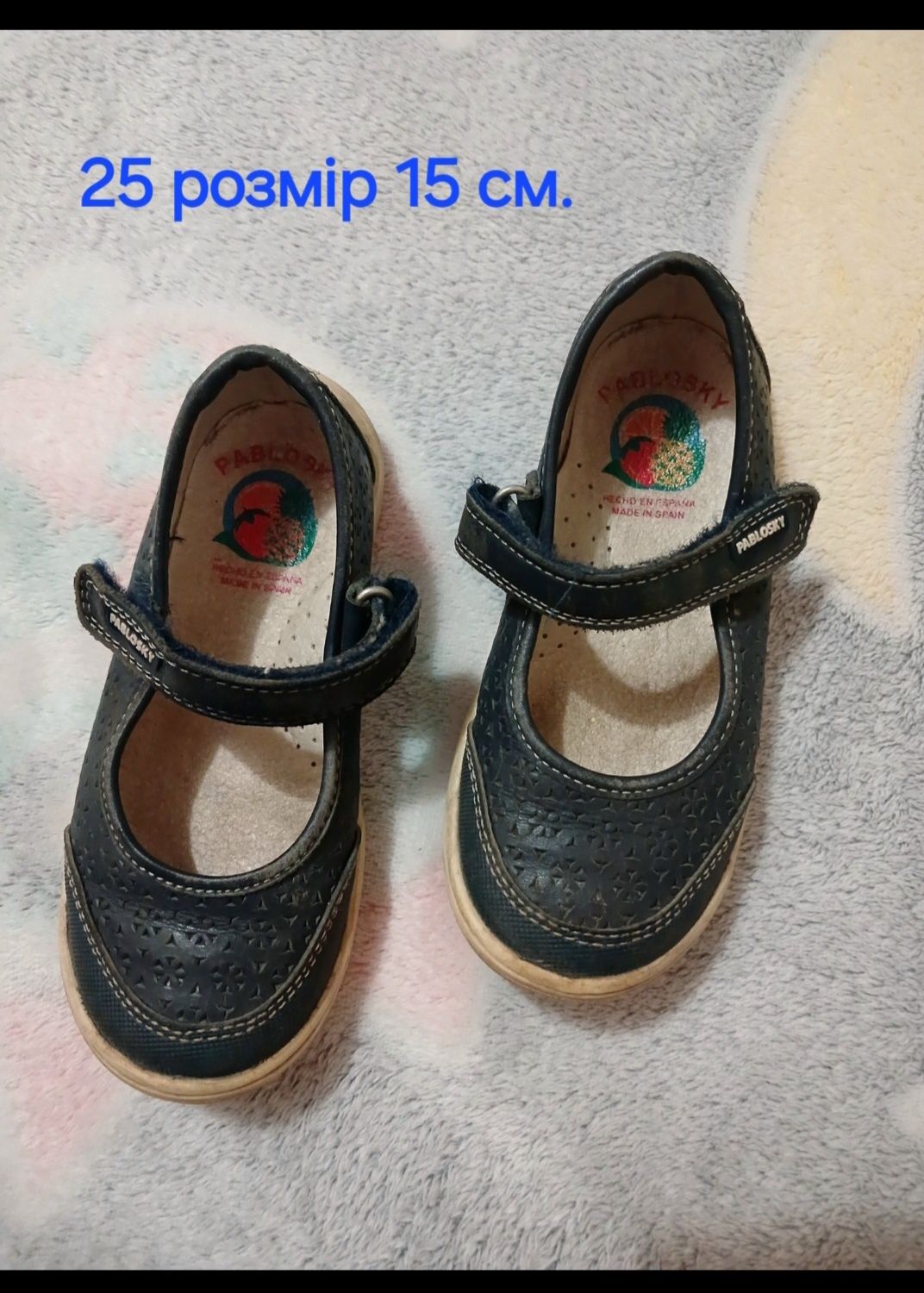 Взуття  для дівчинки.