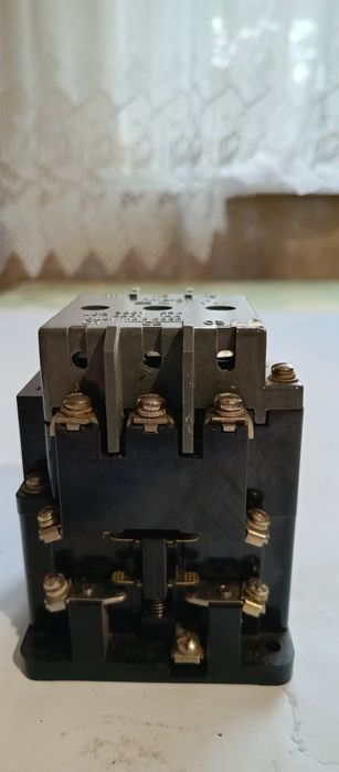 Rosyjski masywny porządny stycznik