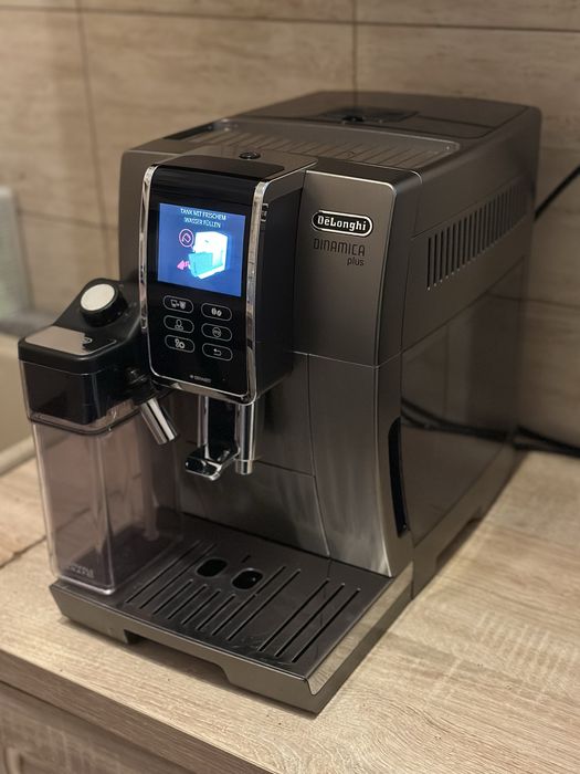 Кавомашина Delonghi Dinamica Plus  стан нової кавомолка  Delonghi