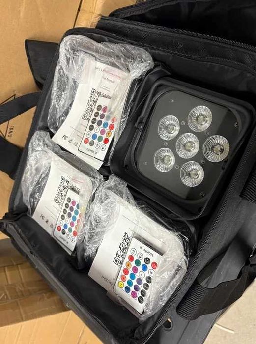 Reflektor LED UKing zestaw 4 szt z torbą i pilotem