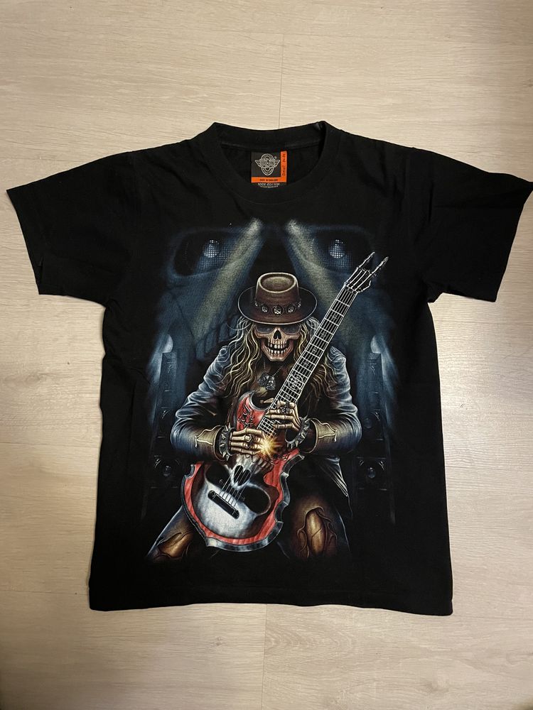 Koszulka ze szkieletorem z gitarą elektryczną