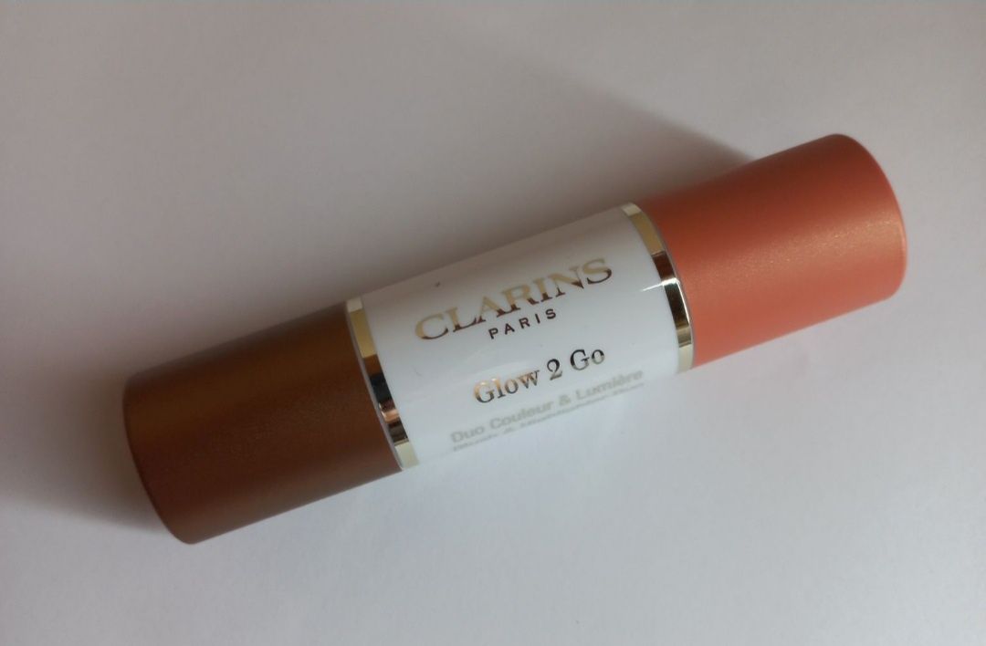 Clarins 2w1 rozświetlacz + róż w tonacji  ciepłej brzoskwiniowej