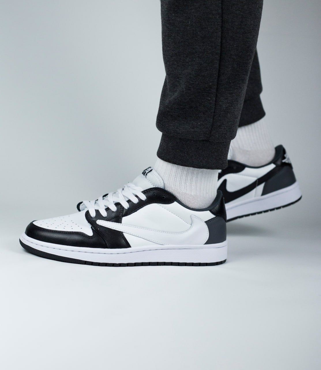 Чоловічі кросівки Nike Air Jordan 1 Low x Travis Scott black white