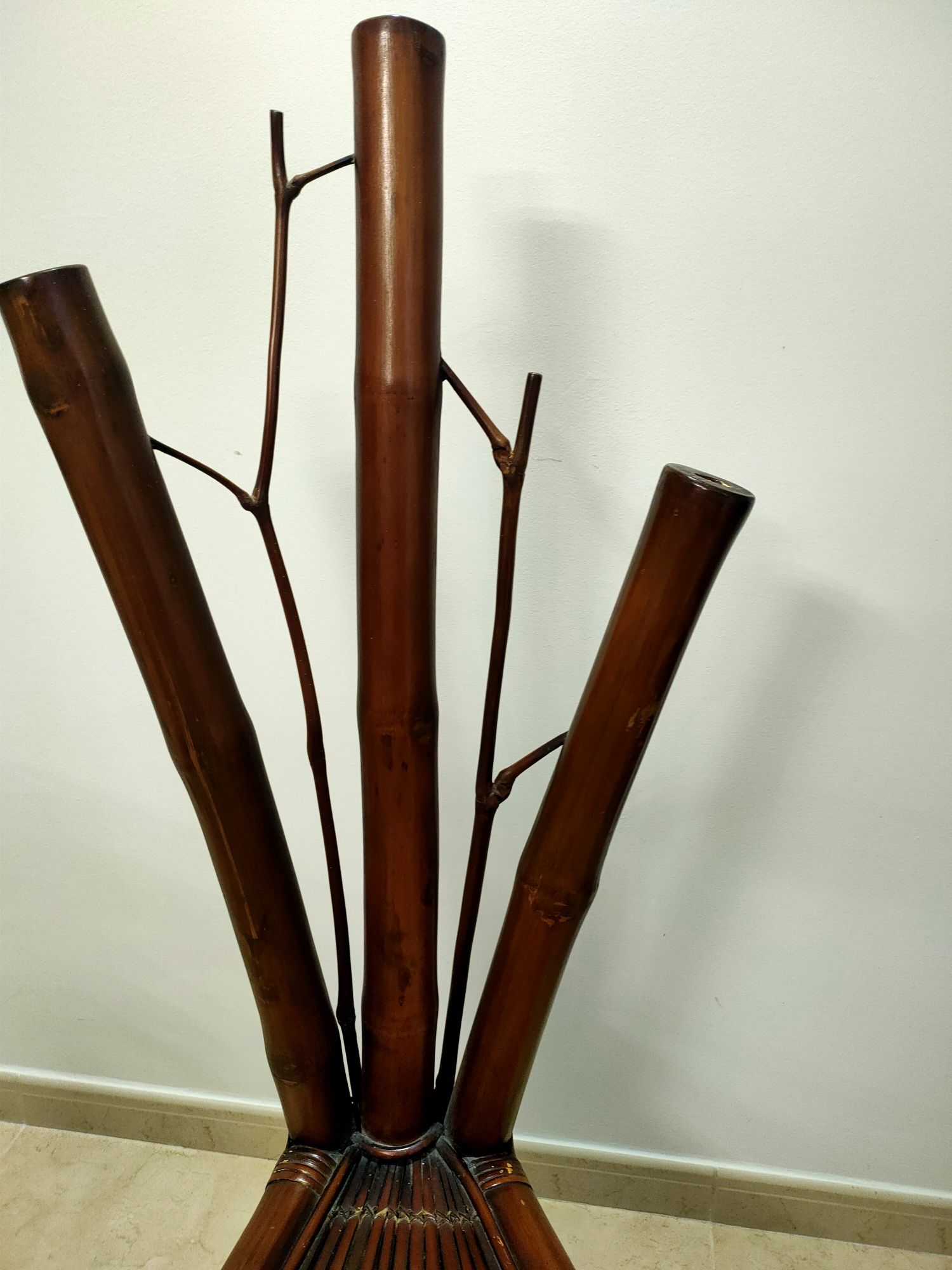 Conjunto único, Mesa em bambu com 4 cadeiras