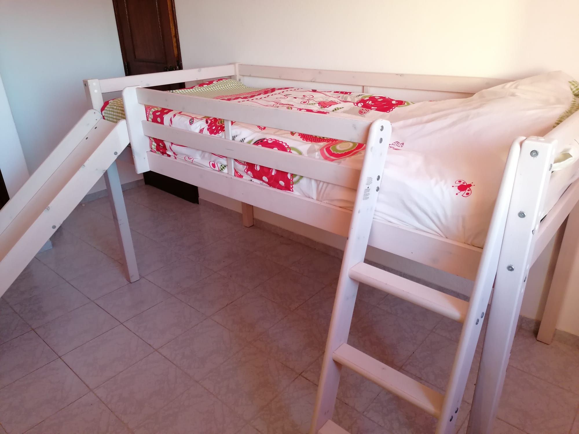 Cama com escorrega