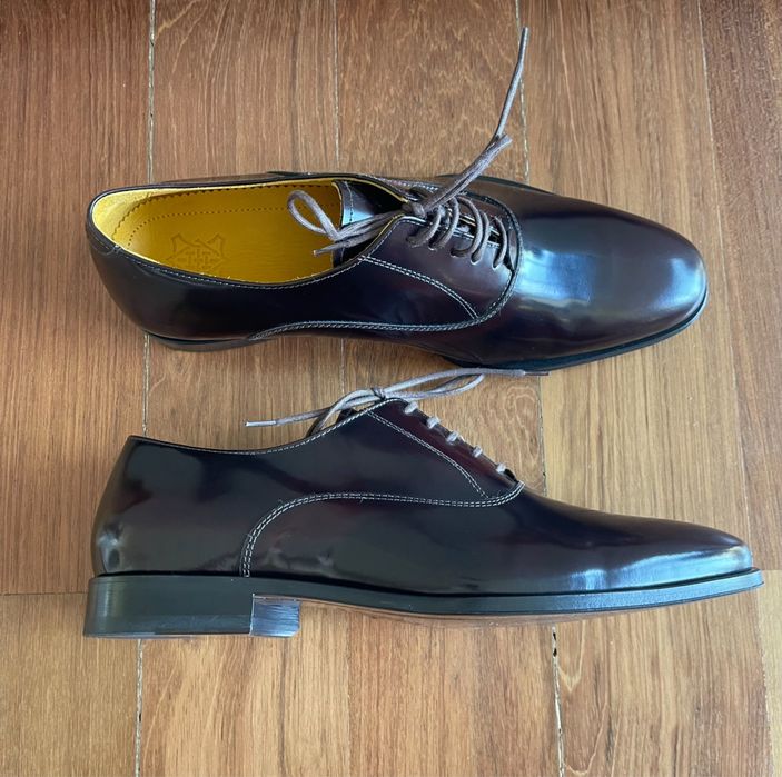 Sapatos elegantes de homem