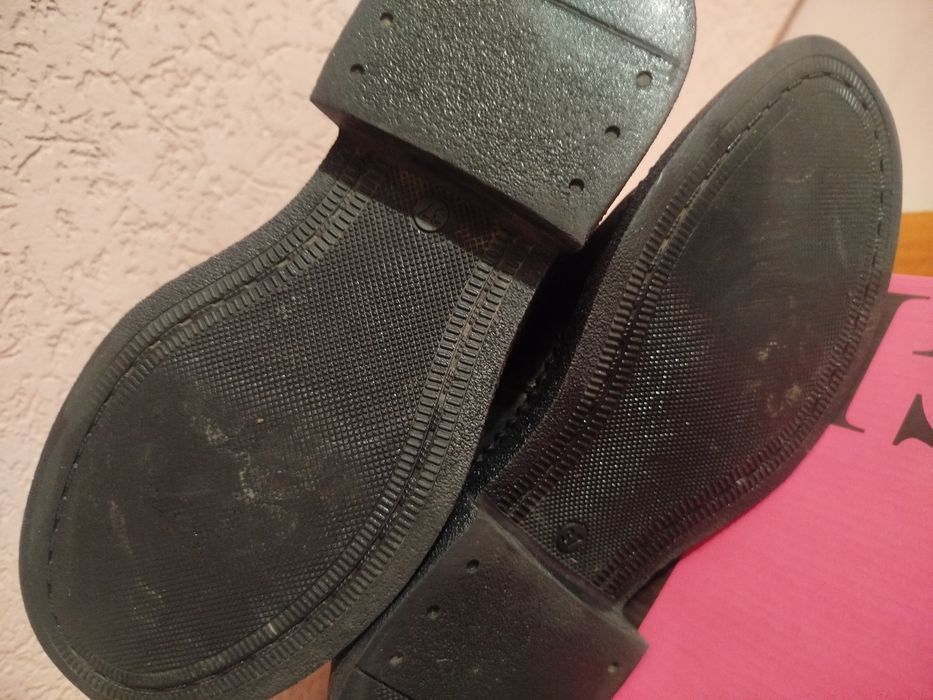 Челсі натуральна шкіра чорного кольору в доброму стані зимовий сезон