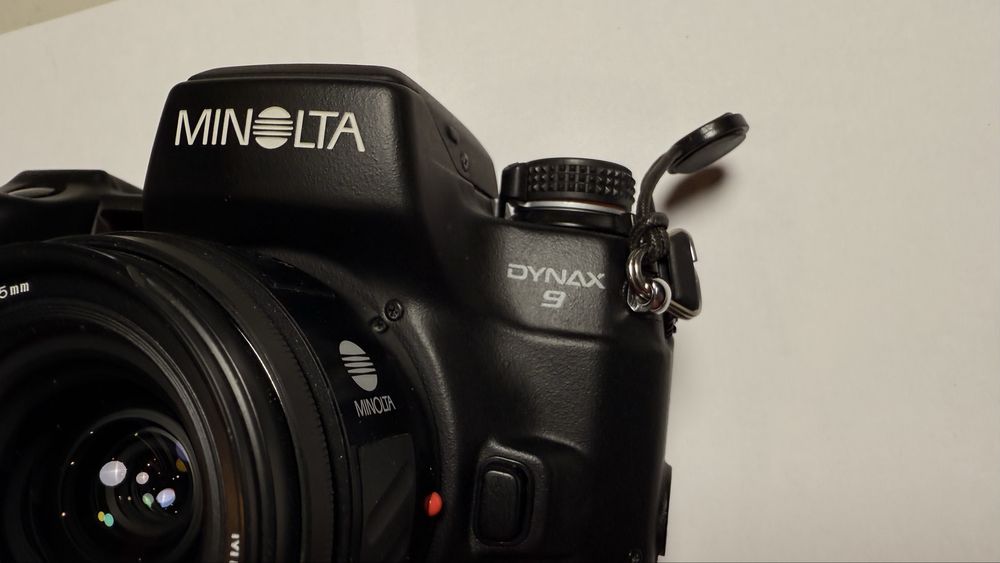 Maquina fotografuca  Minolta Dynax 9 + grip + 24mm f2.8 esta nova