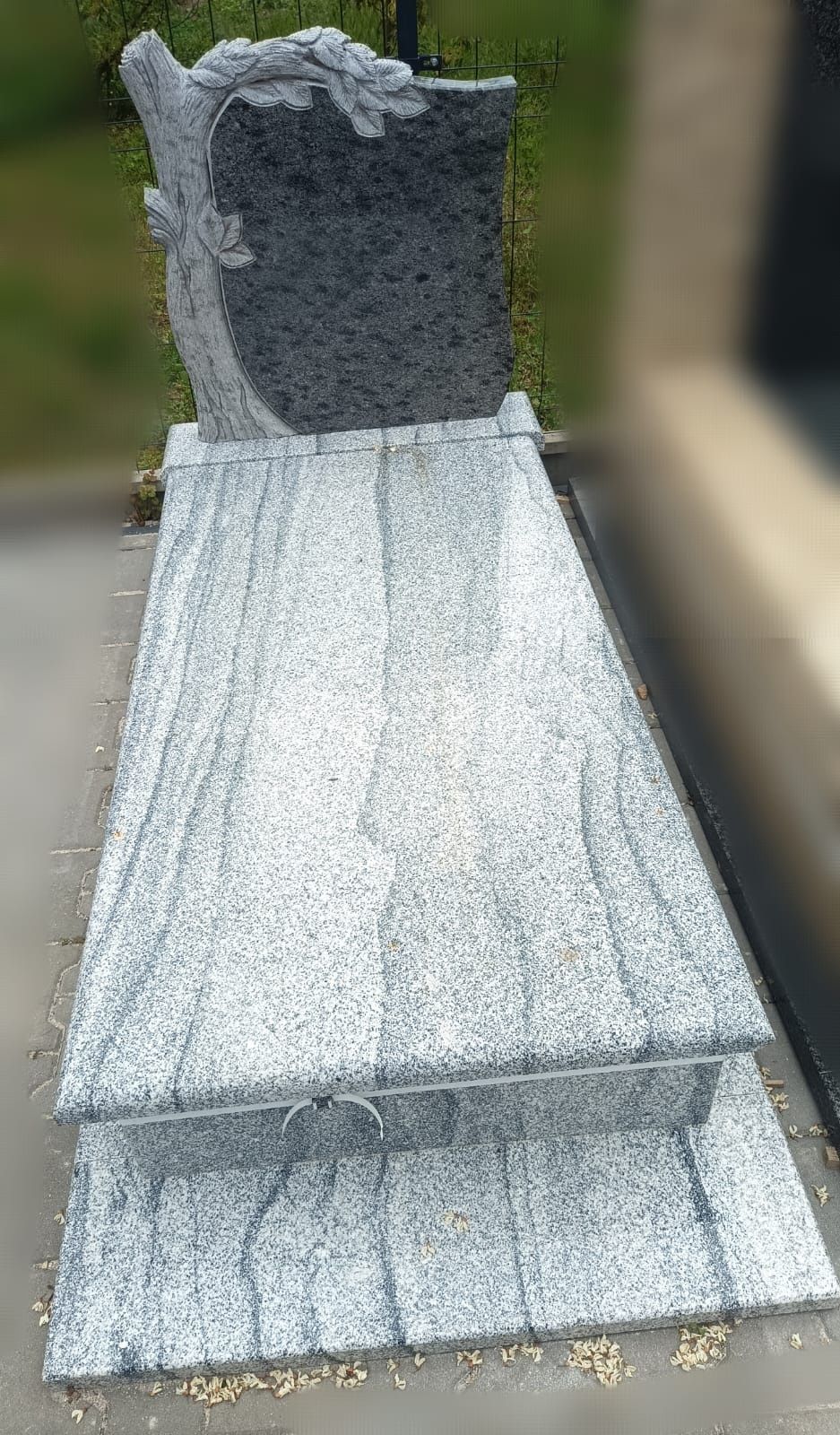 Nagrobek granitowy