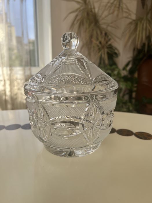 Чехословакия , хрустальная ваза с крышкой
