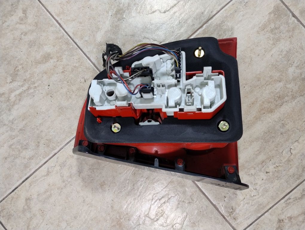VW Volkswagen Passat B5 lift sedan Europa lampa lewy tył wysyłka OLX