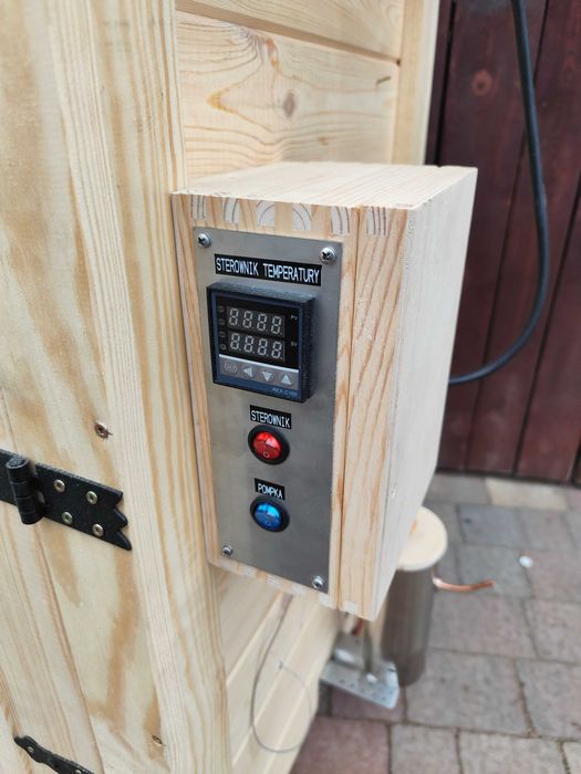 Drewniana wędzarnia elektryczna
