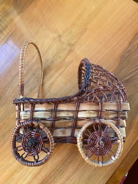 Wiklinowy wózek , kwietnik