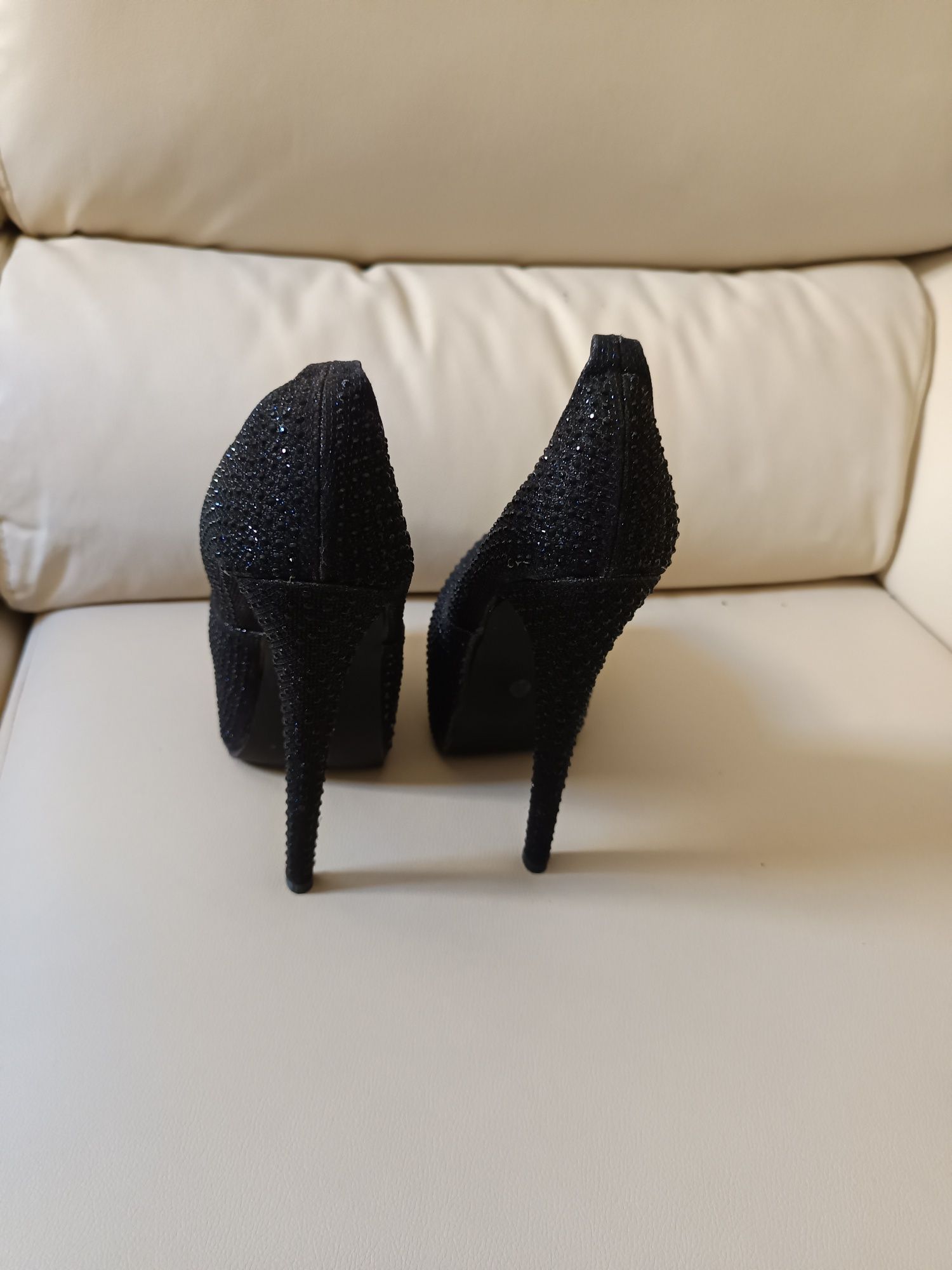 Par de sapatos pretos com brilhantes,36