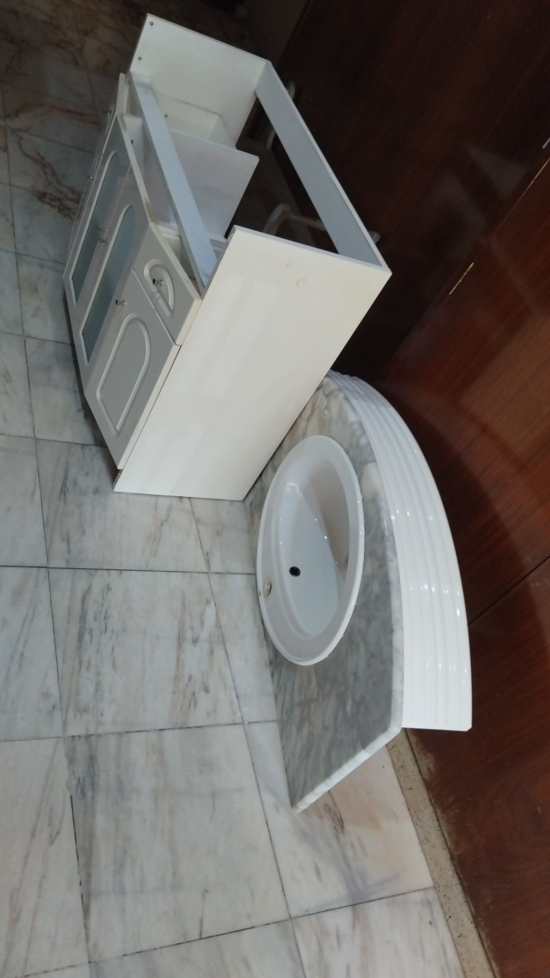 Vendo móvel de casa de banho +espelho com parteleiras