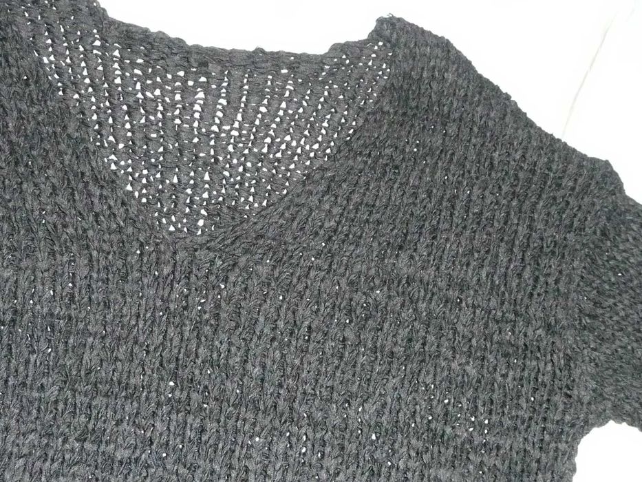 czarny sweter HM , dekolt w serek