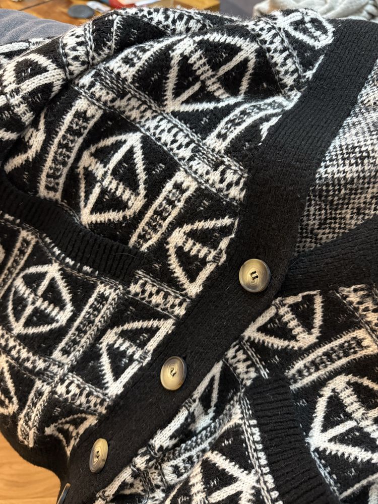 Sweter jak nowy wzorzysty