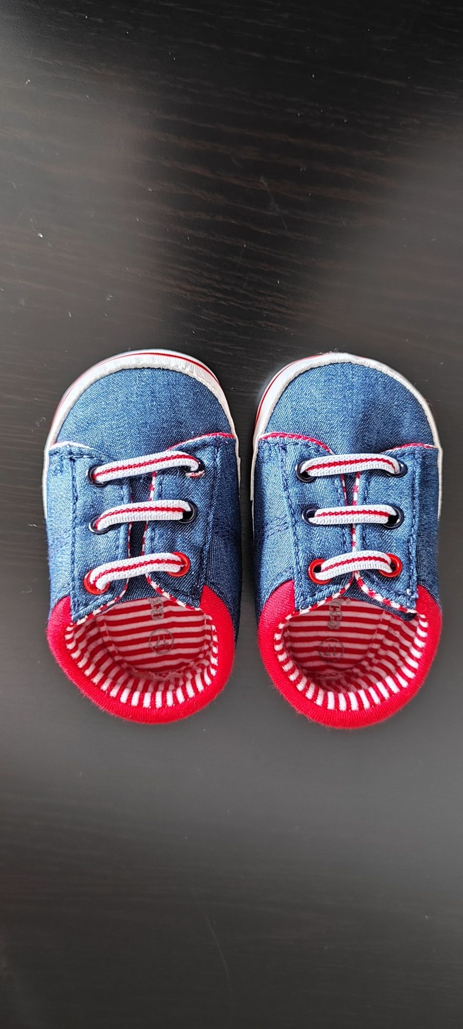 Dois pares de sapatilhas para bebé, novas.