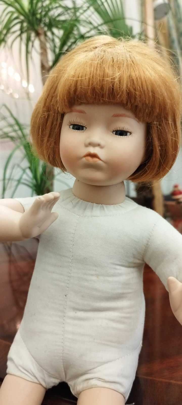 Немецкая коллекционная кукла"Девочка с каре"сидит. Высота-37см.