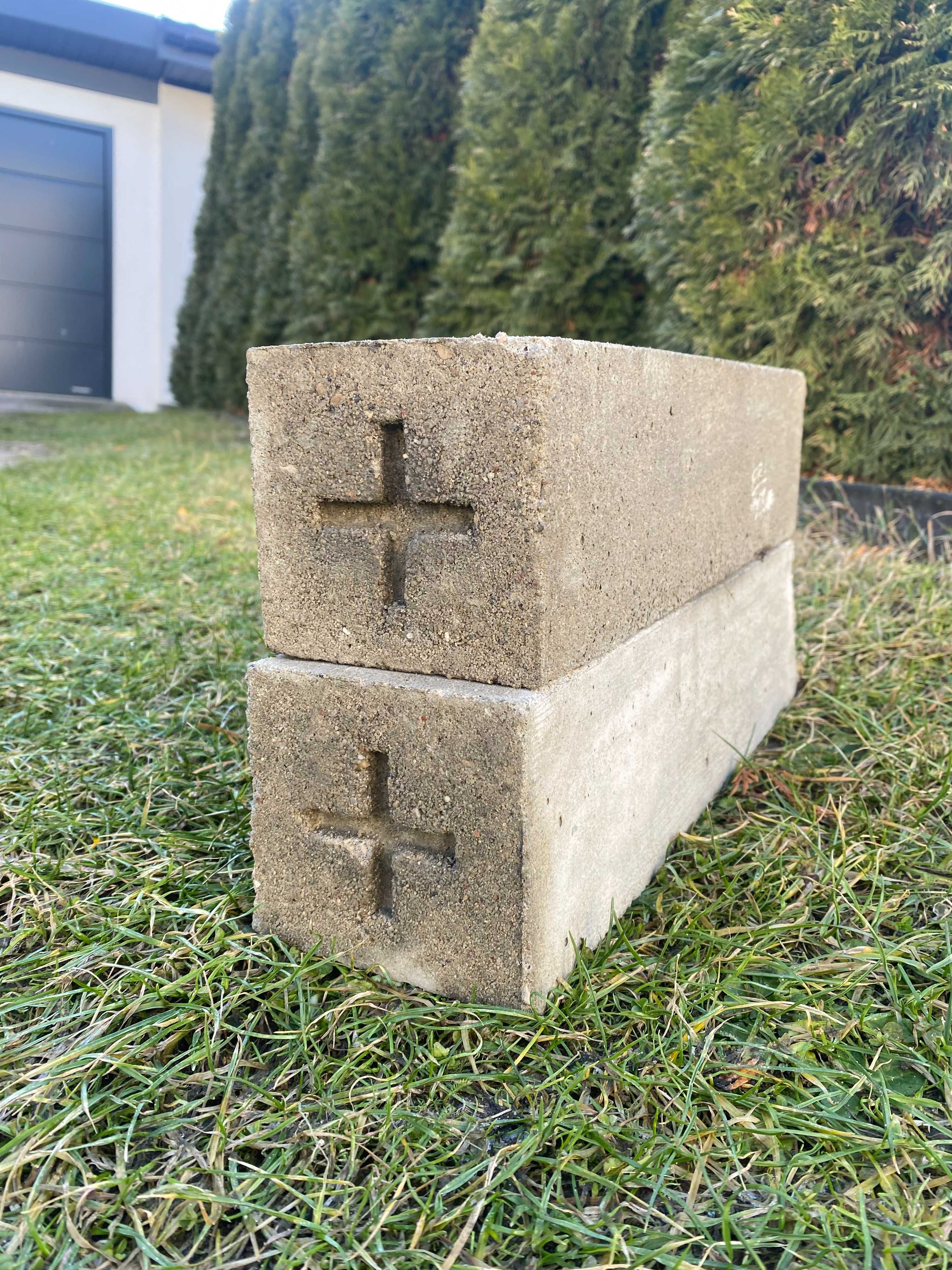 Słupek Geodezyjny/Kamienie graniczne, zawibrowane