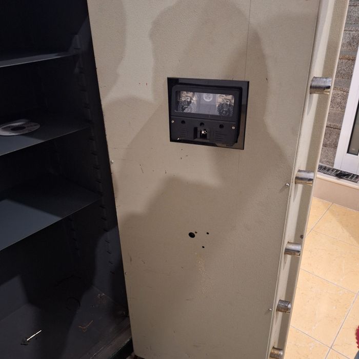 Cofre antigo finibank com chave cumprida