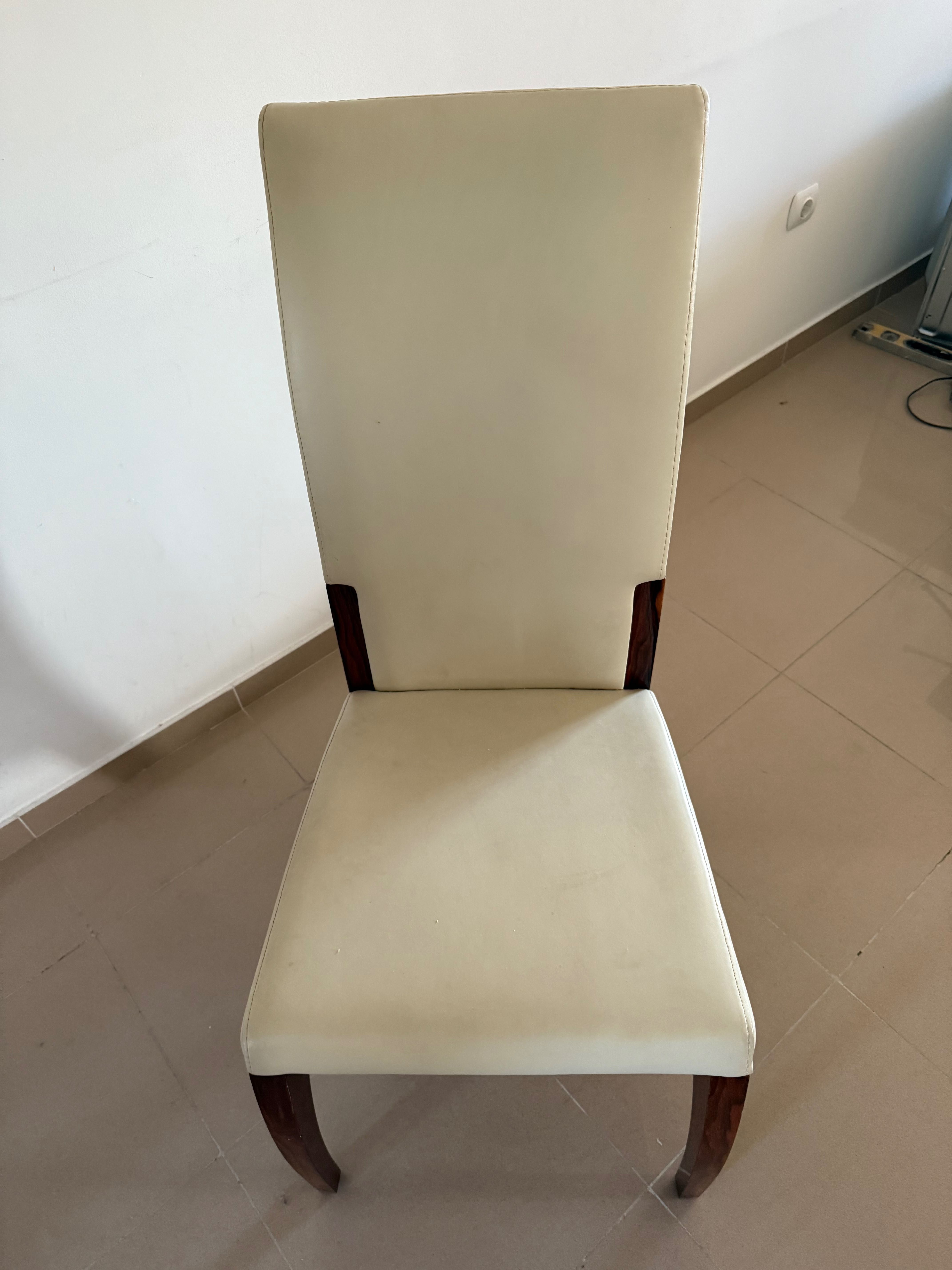 Conjunto de cadeiras para mesa de jantar em bom estado de conservação.