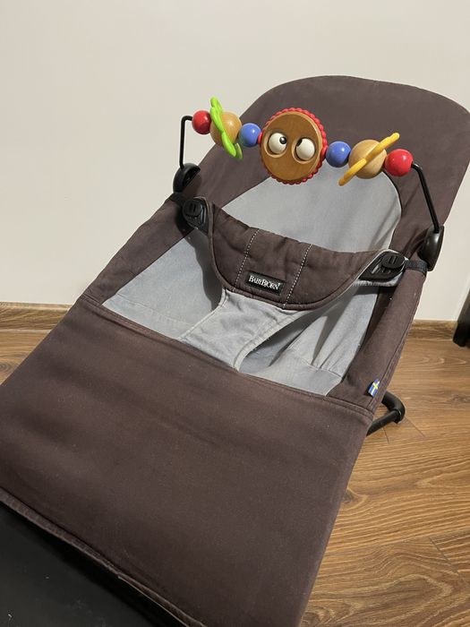 Leżaczek/Bujaczek BabyBjörn Balance Soft + pałąk z zabawkami