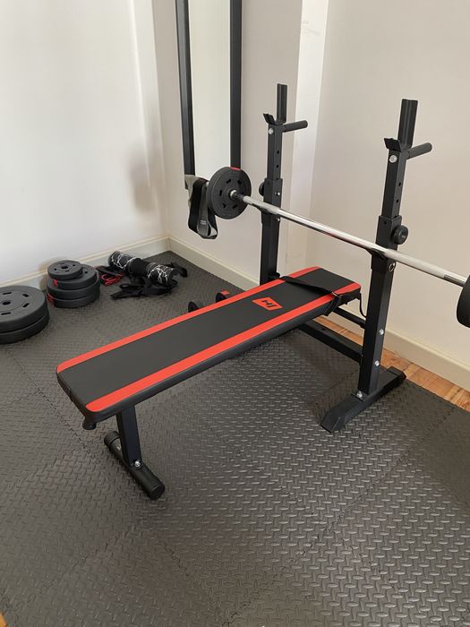 Idealny zestaw do treningu w domu — ławka, sztanga, obciążenia