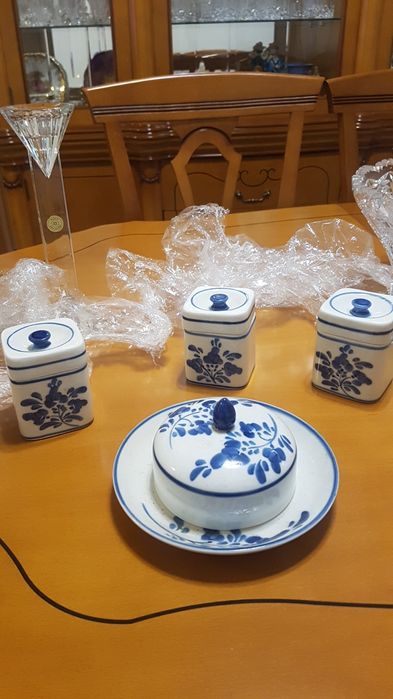 Manteigueira  e três Potes de condimentos